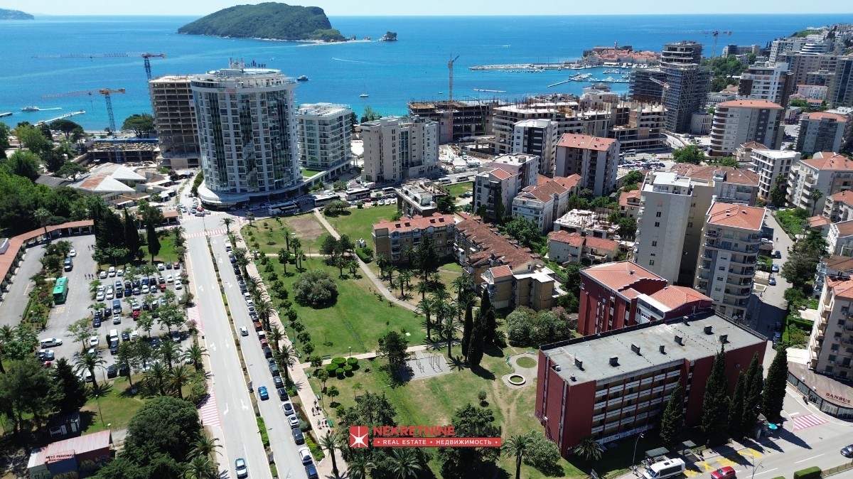 Spacious Three-Bedroom Duplex with Roof Terrace, 200 m from the Sea, Central Budva